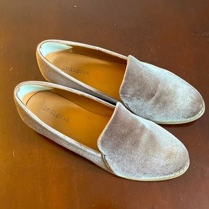 Women’s 6 taupe velvet loafer flats Indigo Rd